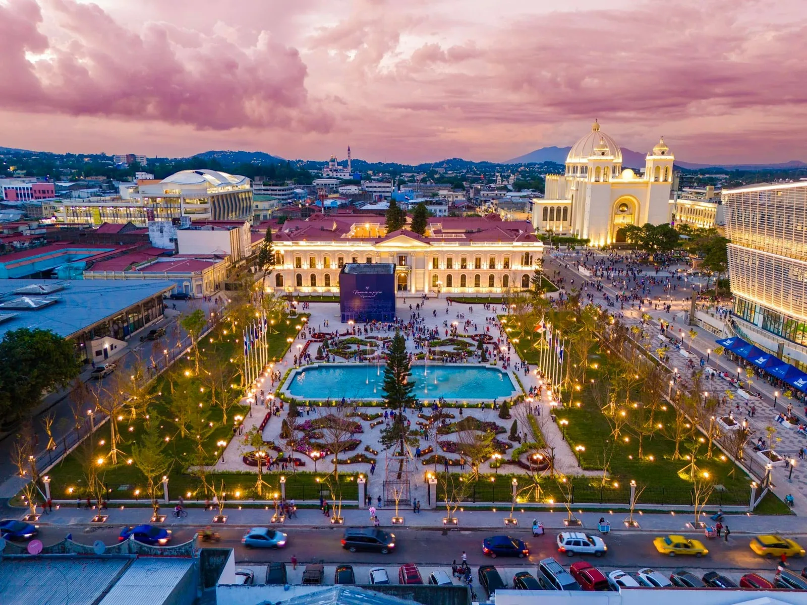 Plaza Gerardo Barrios and the National Palace at dusk